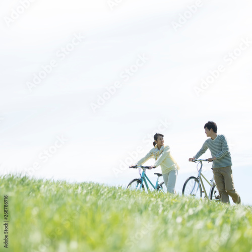 バイク で 自転車 を 押す