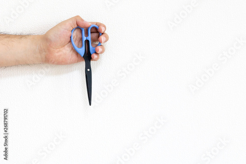 ハサミを持つ男性の手 Adobe Stock でこのストック画像を購入して 類似の画像をさらに検索 Adobe Stock