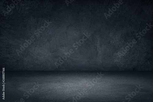 Fotografía Dark black and blue grungy wall background for display or montage of product