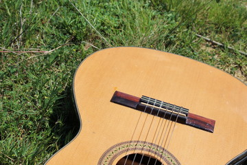 guitare dans la nature