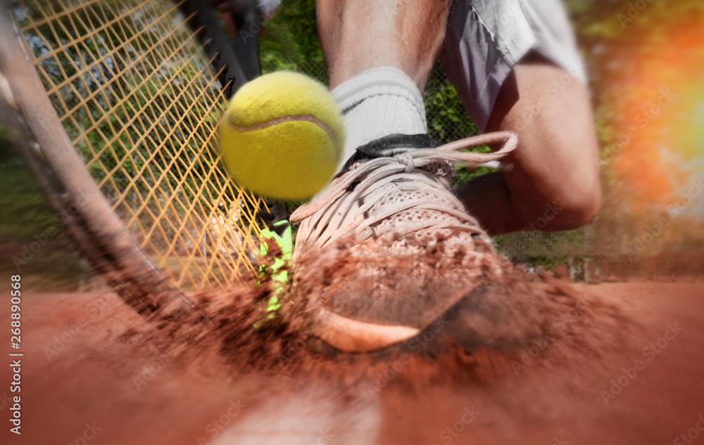Tennis player on clay tennis court - obrazy, fototapety, plakaty 