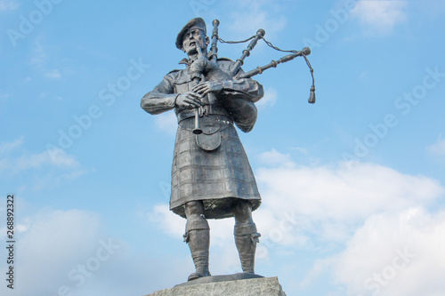 Cuadros en Lienzo Memorial for the Highland Regiments bagpiper near Falls of Bruar Perth and Kinro