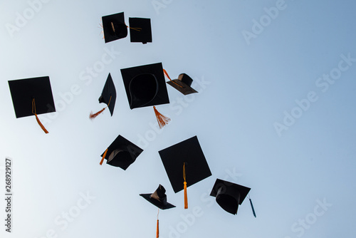 Fotografía Throw a black hat of graduates in the sky.