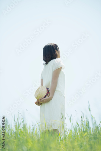 草原に佇む女性の後姿 Wall Mural Wallpaper Murals Ohayou
