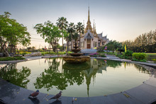 Wallpaper Wat Lan Boon Mahawihan Somdet Phra Buddhacharn(Wat Non Kum)is The Beauty Of The Church That Reflects The Surface Of The Water, Popular Tourists Come To Make Merit And Take A Public Photo 