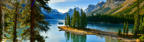 Panorama view Beautiful Spirit Island in Maligne Lake, Jasper National Park, ...