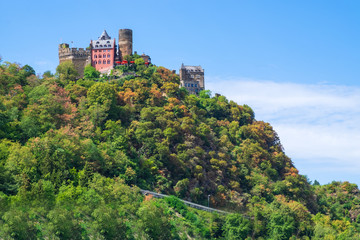 Wall Mural - Die Burg Schönburg bei Oberwesel am Rhein