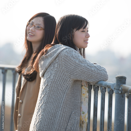 手摺に寄りかかる2人の女性 Stock 写真 Adobe Stock 手摺に寄りかかる2人の女性 Stock 写真 Adobe Stock