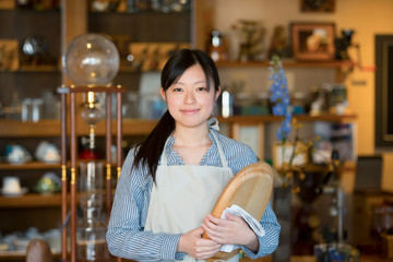 Wall Mural - お盆を持ち微笑むカフェの店員