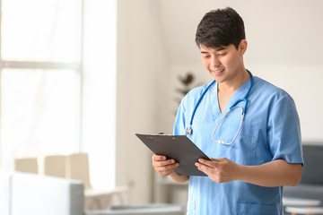 Canvas Print - Male medical assistant with clipboard in clinic