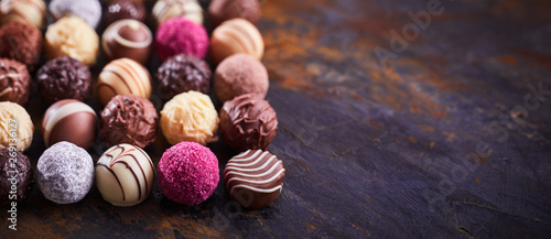 Fotomural Panorama banner with luxury chocolate pralines