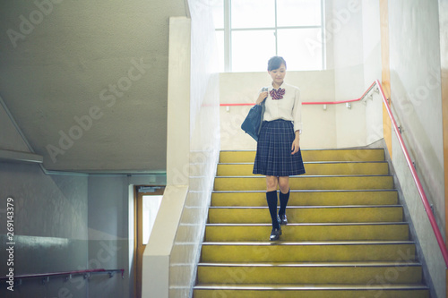 階段を駆け下りる女子高生 Stock 写真 Adobe Stock