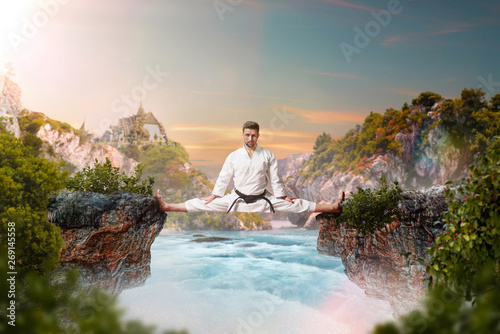 Fototapety Kung fu  mistrz-sztuk-walki-w-kimonodo-siedzacy-na-szpagatach