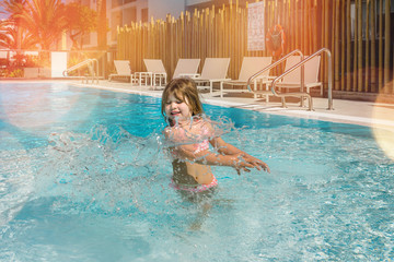 Poster - magnique enfant jouant dans la piscine