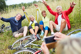 Fototapeta Londyn - Senioren freuen sich auf Radtour über ein Foto