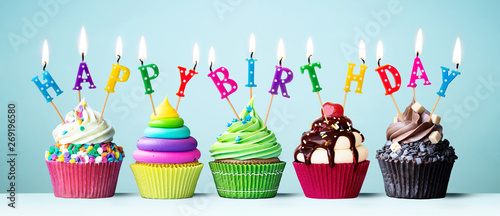 Fotomural Colorful happy birthday cupcakes