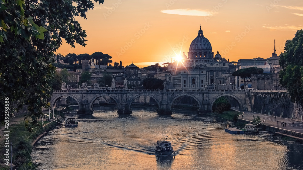 Miasto Rzym o zachodzie słońca - obrazy, fototapety, plakaty 