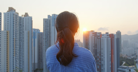 Sticker - Woman look around in the city at sunset time