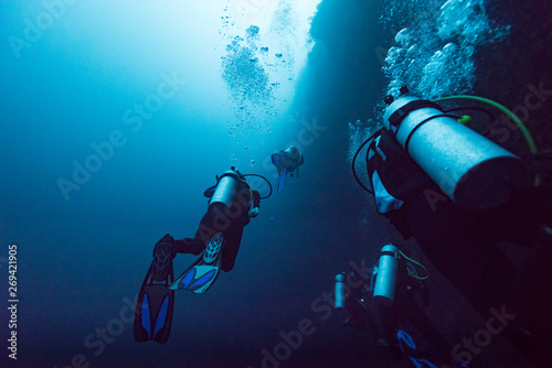Fotografía Scuba divers underwater, The Great Blue Hole, Belize Barrier Reef, Lighthouse Re