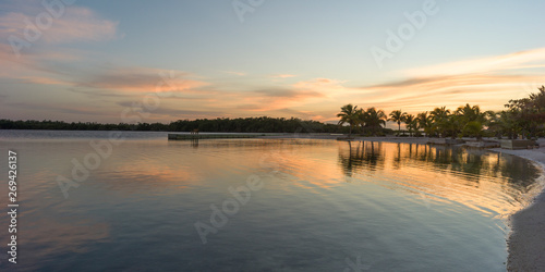Cuadros en Lienzo Sunset over the beach, Turneffe Island, Belize