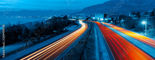 Photographie Long exposure photo of traffic on the move