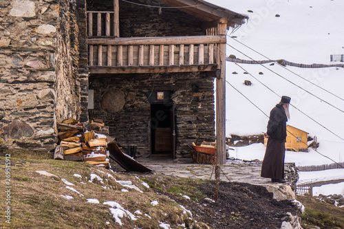 Cuadros en Lienzo orthodox priest in front of ushguli chapel