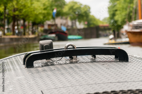 Fotografía Prow of a boat as it sails along a canal in The Hague, Netherlands