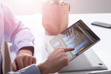 Aufkleber - Businessman Using Graph On Laptop