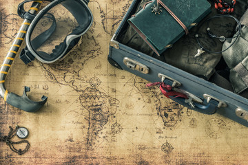 Aufkleber - retro mask and snorkel with a suitcase, notebook, old map and travel equipment