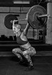 © Julia43 - Eine durchtrainierte Frau mittleren Alters macht für das Mobility Training Overhead squats. Die blonde Athletin macht Fitnesstraining mit der Langhantel. Training mit Gewichten. Schwarz-weiß Porträt.