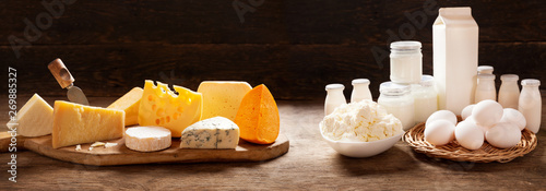 Fotografía various types of dairy products on rustic wooden table