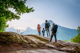 Fototapeta Morze - famille en randonnée en montagne