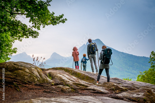 Fotomural famille en randonnée en montagne