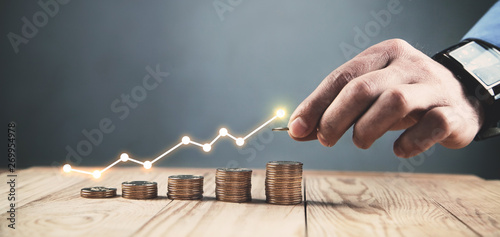Fotomural Man stacking coins with a graph of profit.