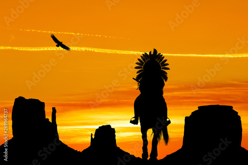  Obrazy Indianie   indianin-amerykanski-na-koniu-w-dolinie-pomnik-o-zachodzie-slonca