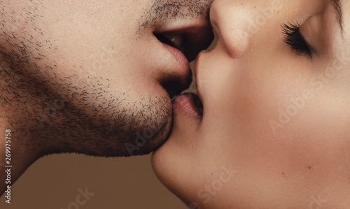 Romantic young couple kissing Tableau sur Toile