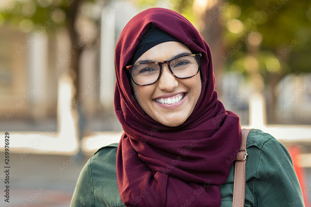 Smiling young woman in hijab - obrazy, fototapety, plakaty 
