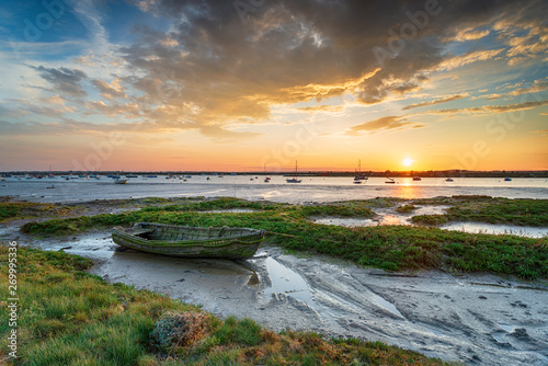 Cuadros en Lienzo An old boat in the salt marsh at West Mersea