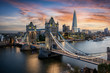 Die beleuchtete Tower Brücke über der Themse in London bei Sonnenuntergang, Großbritannien