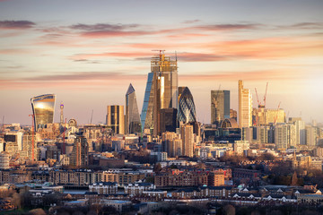 Fototapete - Die City of London, Finanzztentrum Großbritanniens, bei Sonnenaufgang 