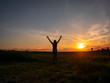© Sonja Rachbauer - Junge Frau mit erhobenen Händen im Sonnenuntegang, Freieheit, Lebensfreude, Reise