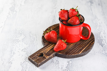 Wall Mural - Fresh Strawberries in red cup