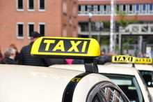  Taxischild, Zur Kenntlichmachung Das Taxidachschild Auf Der Limosine, Taxis Stehen Wartend Am Taxinstand.