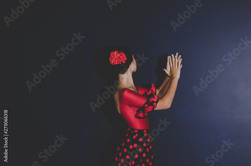 Photo  woman in red dress dancing spanish flamenco