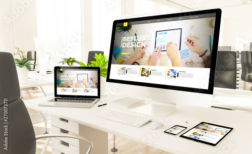 Fotografía responsive devices with ux design website in loft office mockup