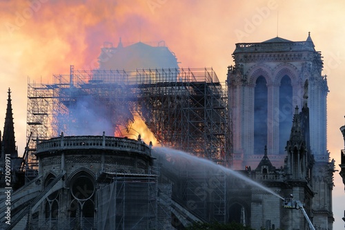 Cathedrale Notre Dame de Paris en feu Tapéta, Fotótapéta