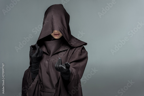 Fotografía front view of woman in death costume gesturing isolated on grey