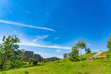 深い青と彩都周辺風景