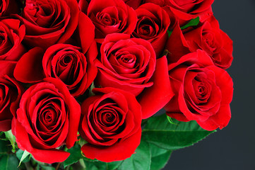 Fotomurales - Fresh red roses bouquet flower background