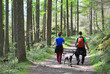 © txakel - senderistas pareja con perro practicando senderismo país vasco monte urbia 4M0A1427-as19